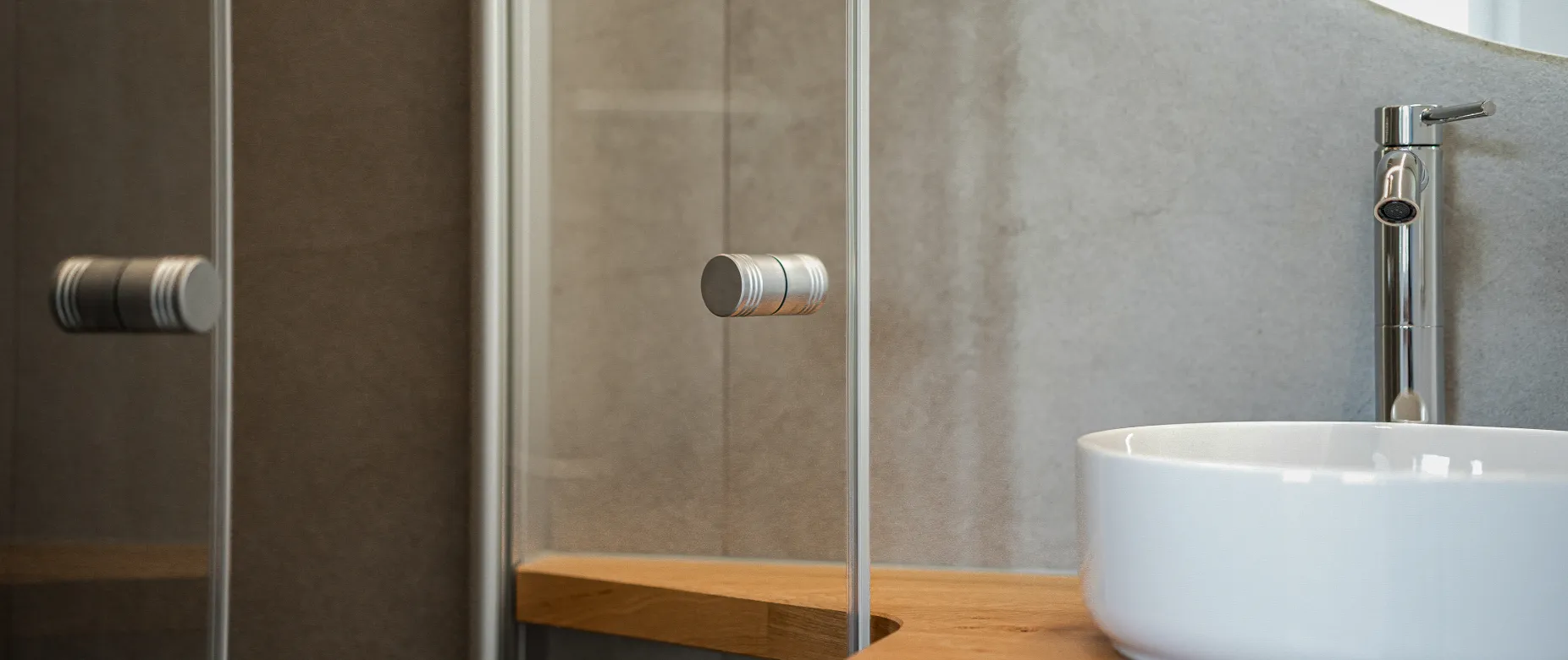 Modernes Badezimmer mit Glaselementen nach umfassender Renovierung