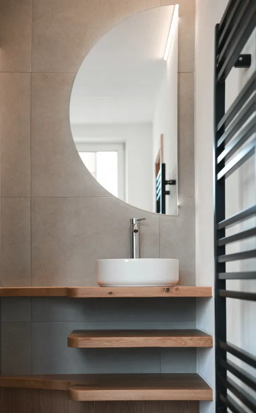 Helles, modernes Badezimmer mit Holzelementen